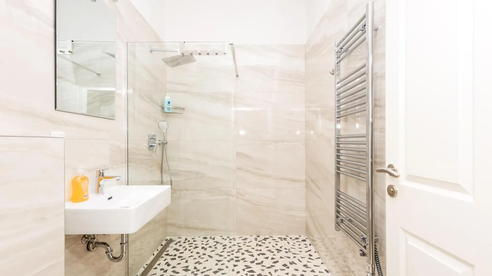 Top Apart Close To City Center فيينا